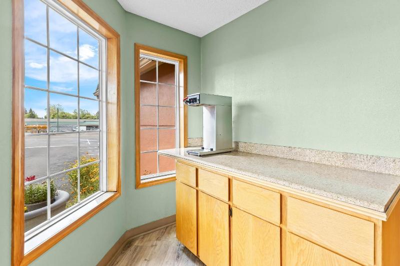 Rodeway Inn & Suites Portland West - Beaverton - image 8