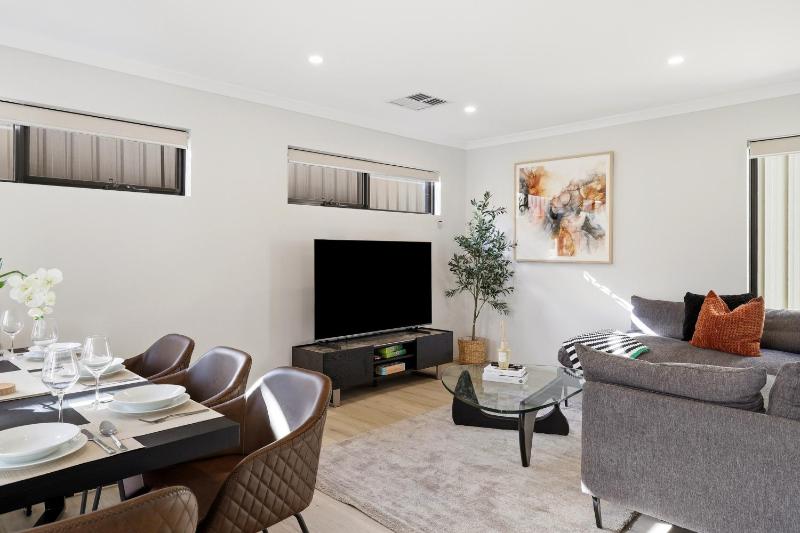 NEW BUILD! Spacious Modern 5-Bed Bentley Townhouse - image 1