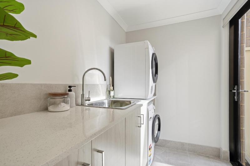 NEW BUILD! Spacious Modern 5-Bed Bentley Townhouse - image 16