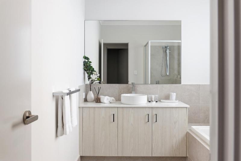 NEW BUILD! Spacious Modern 5-Bed Bentley Townhouse - image 4