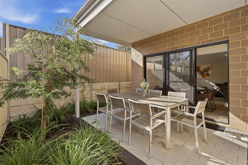 NEW BUILD! Spacious Modern 5-Bed Bentley Townhouse - image 11