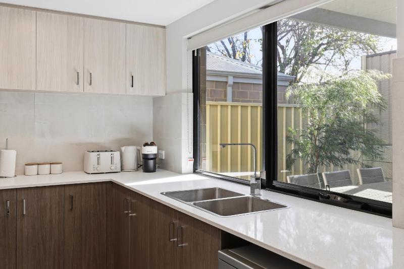 NEW BUILD! Spacious Modern 5-Bed Bentley Townhouse - image 12
