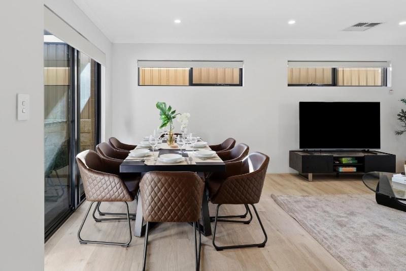 NEW BUILD! Spacious Modern 5-Bed Bentley Townhouse - image 10
