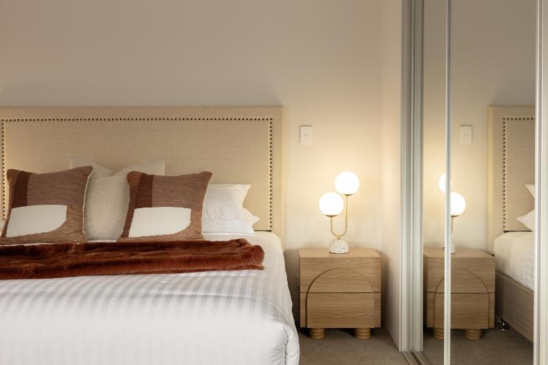 NEW BUILD! Spacious Modern 5-Bed Bentley Townhouse - image 13