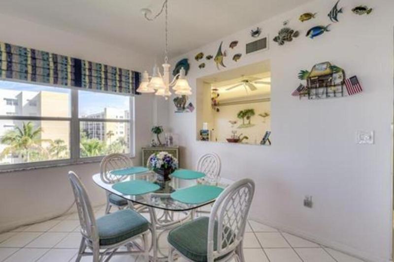 Three Bedroom Condo with Canal Views - image 19