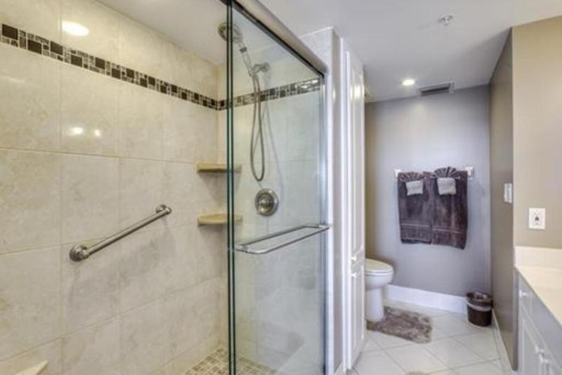 Three Bedroom Condo with Canal Views - image 20