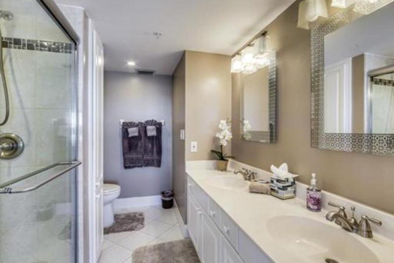 Three Bedroom Condo with Canal Views - image 10