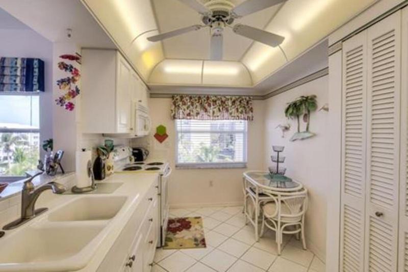 Three Bedroom Condo with Canal Views - image 16