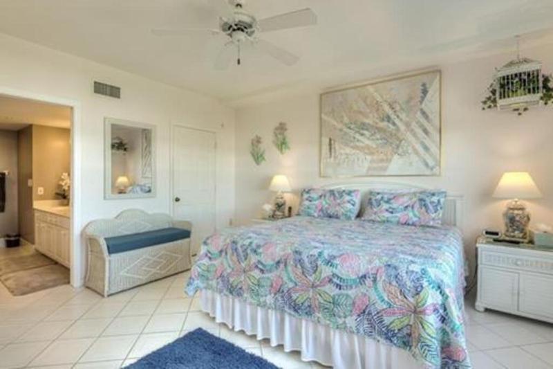 Three Bedroom Condo with Canal Views - image 12