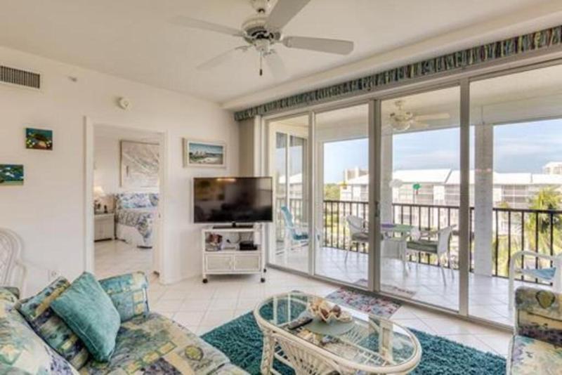 Three Bedroom Condo with Canal Views - image 13