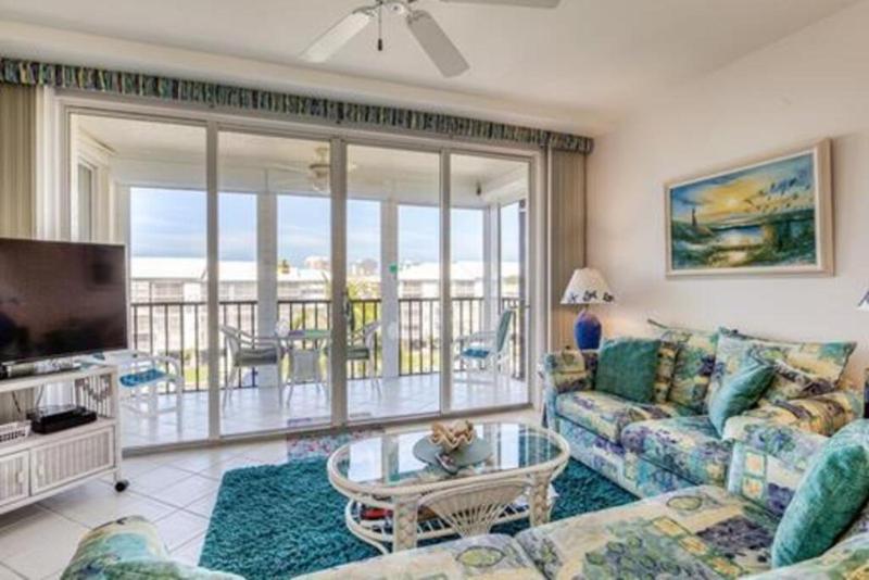 Three Bedroom Condo with Canal Views - image 8