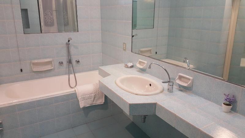 Queen Room with Garden View image 3