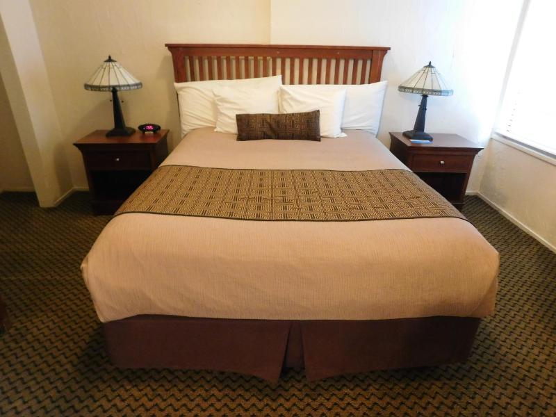 Two Bedroom with Queen Bed and Twin Bed - No View image 2