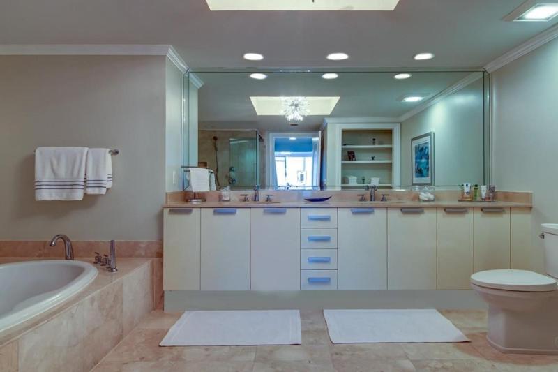 Three Bedroom Condo with Marina Views and Private Balcony - image 18