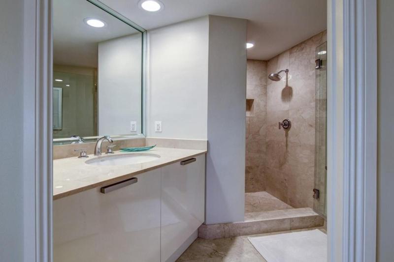 Three Bedroom Condo with Marina Views and Private Balcony - image 12