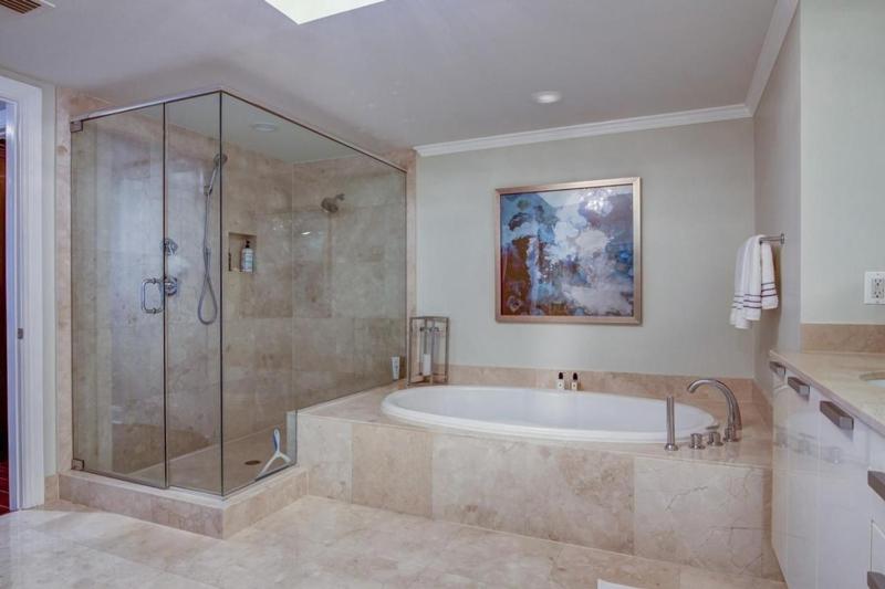 Three Bedroom Condo with Marina Views and Private Balcony - image 16
