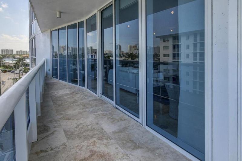 Three Bedroom Condo with Marina Views and Private Balcony - image 9