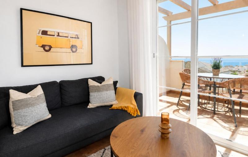 Elevated Hillside Apartment Close To Duquesa Marina - image 14