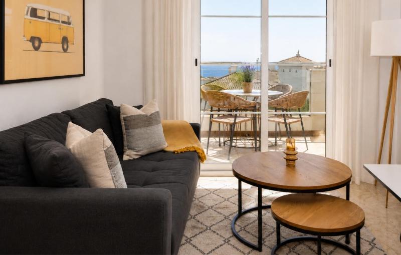 Elevated Hillside Apartment Close To Duquesa Marina - image 12