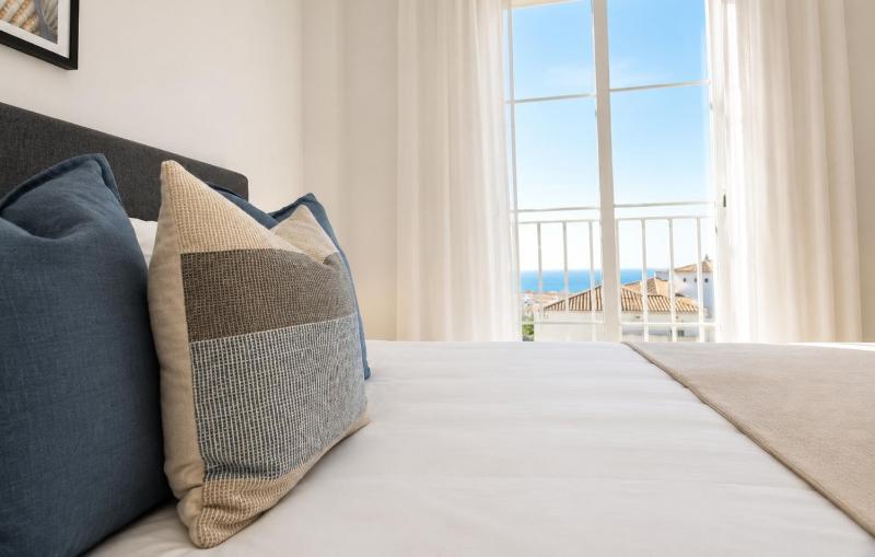 Elevated Hillside Apartment Close To Duquesa Marina - image 19
