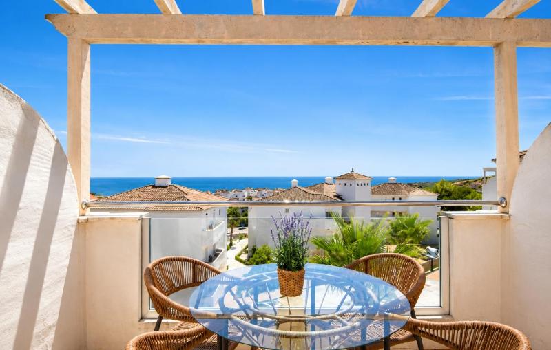 Elevated Hillside Apartment Close To Duquesa Marina - image 15