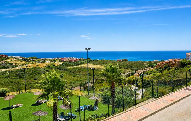 Elevated Hillside Apartment Close To Duquesa Marina - image 18