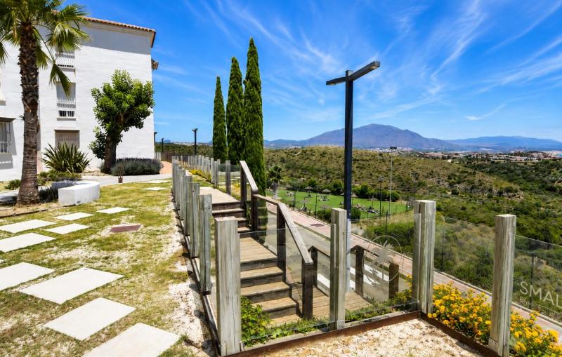 Elevated Hillside Apartment Close To Duquesa Marina - image 9
