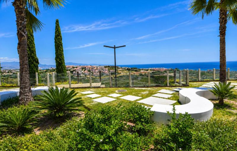 Elevated Hillside Apartment Close To Duquesa Marina - image 21