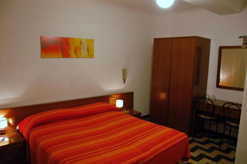 Standard Double Room with Shared Bathroom image 4