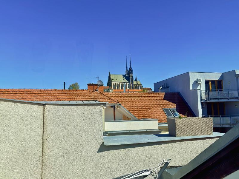 V centru mesta s vyhledem na Petra a parkovani - image 26