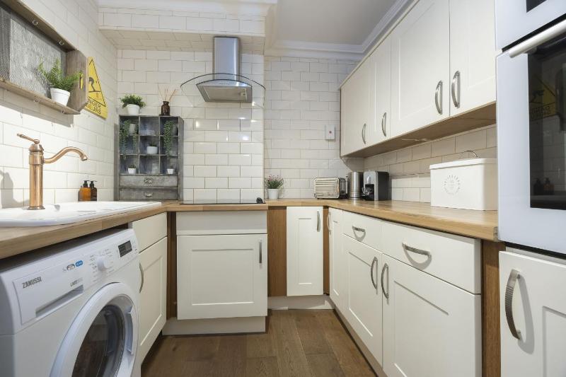 Stylish Two Bed Apartment on Montpellier Spa Road - image 19