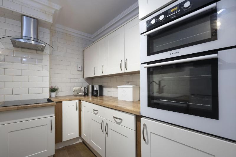 Stylish Two Bed Apartment on Montpellier Spa Road - image 27