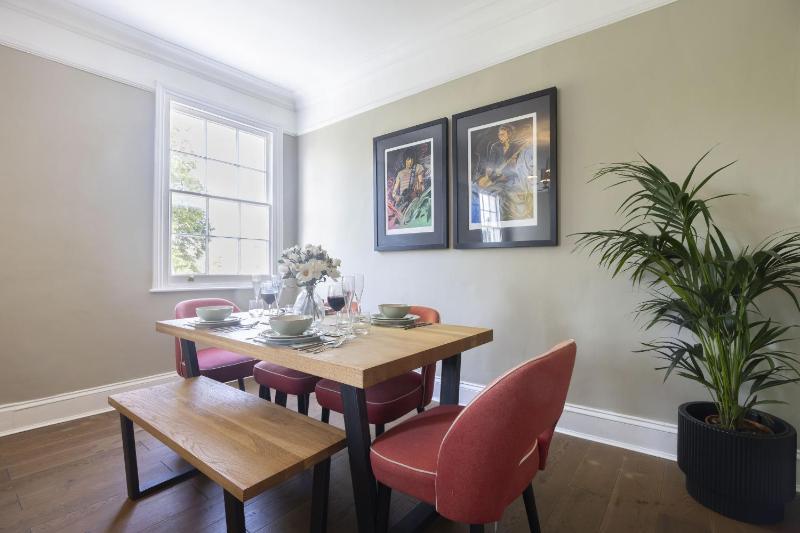 Stylish Two Bed Apartment on Montpellier Spa Road - image 26