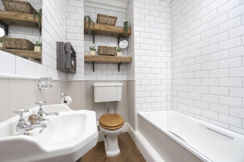 Stylish Two Bed Apartment on Montpellier Spa Road - image 22