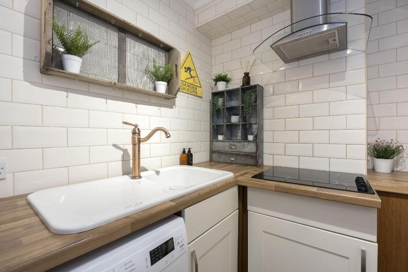 Stylish Two Bed Apartment on Montpellier Spa Road - image 16