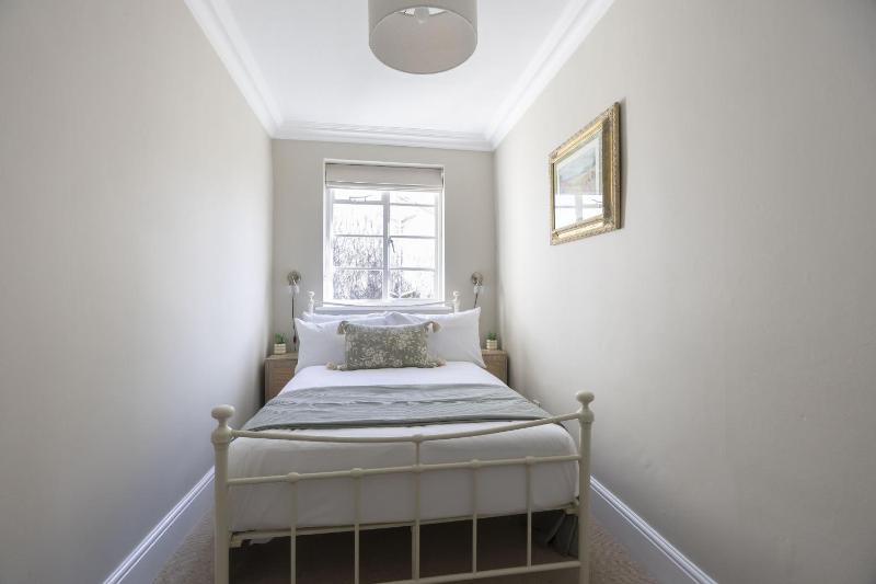Stylish Two Bed Apartment on Montpellier Spa Road - image 8