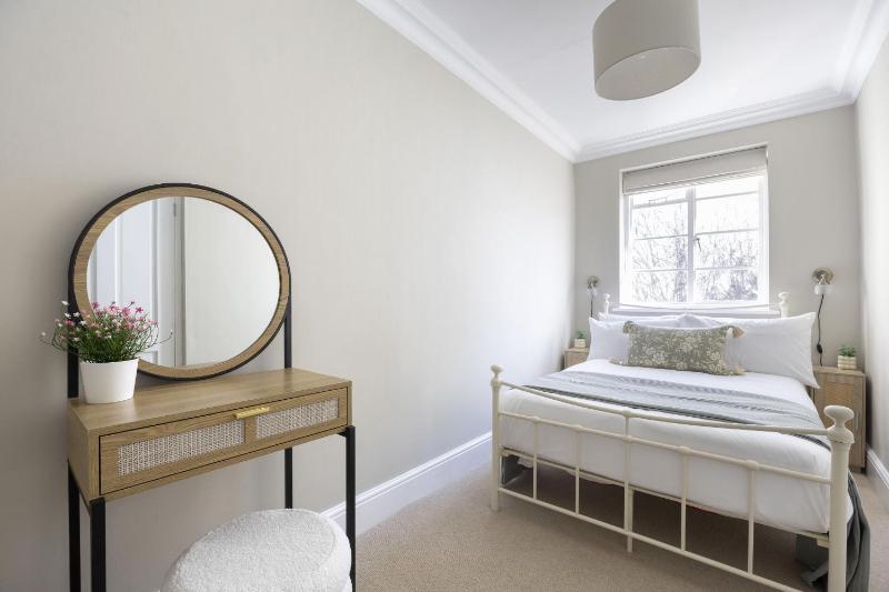 Stylish Two Bed Apartment on Montpellier Spa Road - image 21