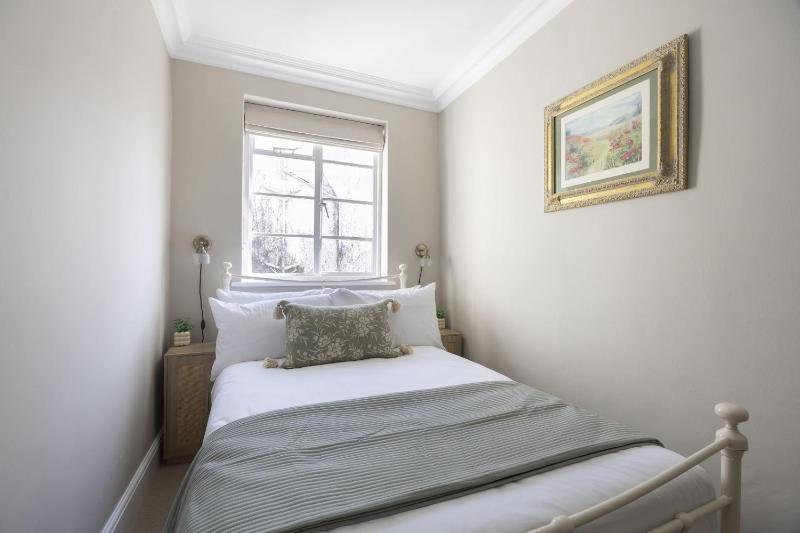 Stylish Two Bed Apartment on Montpellier Spa Road - image 10