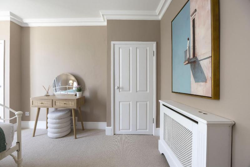 Stylish Two Bed Apartment on Montpellier Spa Road - image 36