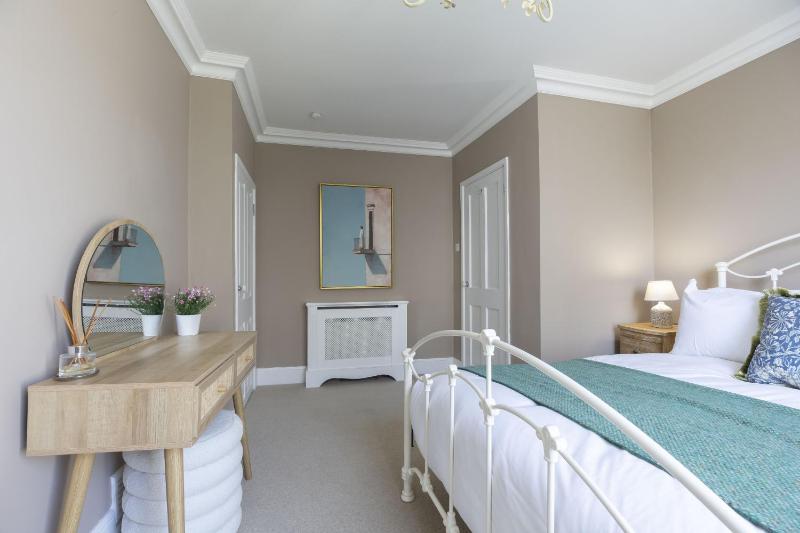 Stylish Two Bed Apartment on Montpellier Spa Road - image 33