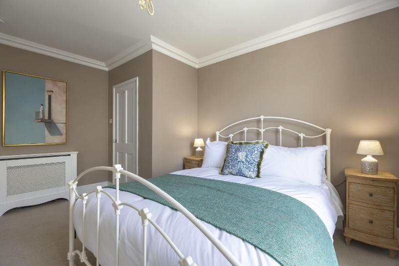 Stylish Two Bed Apartment on Montpellier Spa Road - image 17