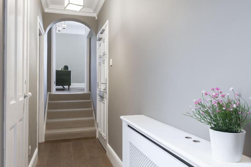 Stylish Two Bed Apartment on Montpellier Spa Road - image 14