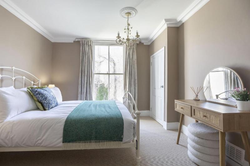 Stylish Two Bed Apartment on Montpellier Spa Road - image 34