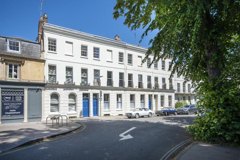 Stylish Two Bed Apartment on Montpellier Spa Road - image 3