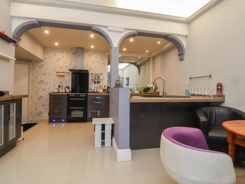 Luxury Winter Gardens Apartment 2 - image 4