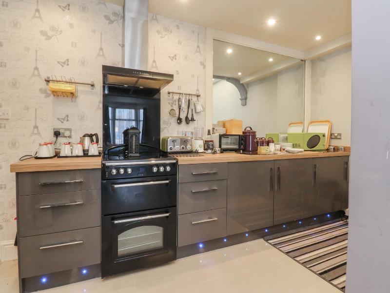 Luxury Winter Gardens Apartment 2 - image 25