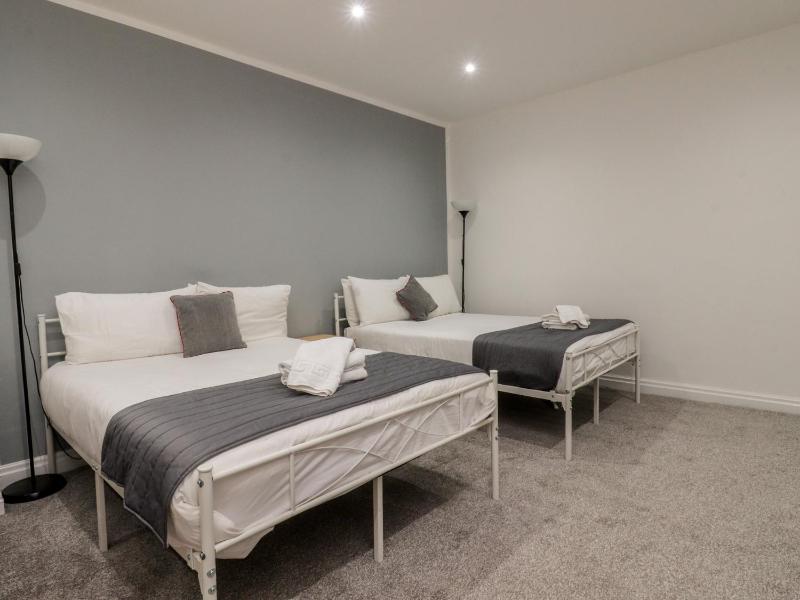Luxury Winter Gardens Apartment 1 - image 5