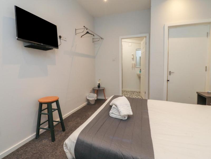 Luxury Winter Gardens Apartment 1 - image 15