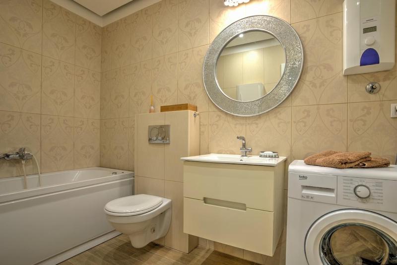 Red Cross Central Apartment-PARKING - image 13