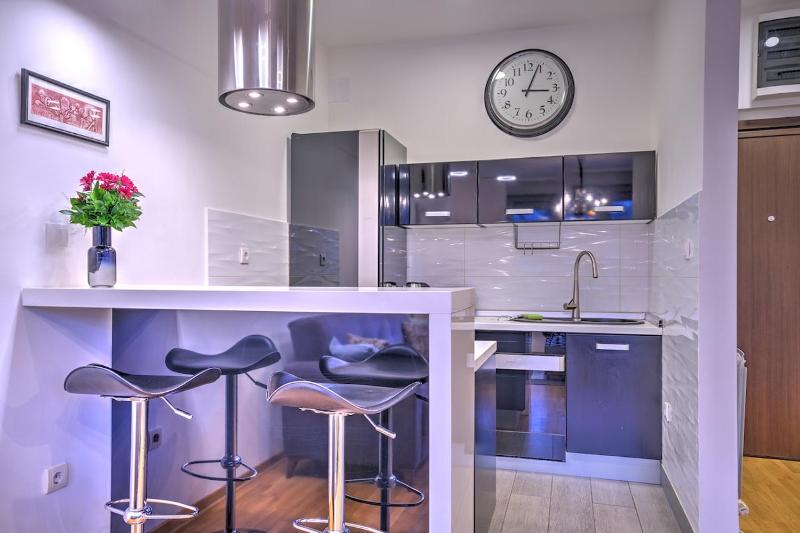 Red Cross Central Apartment-PARKING - image 4